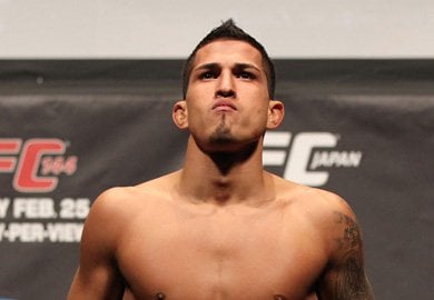 Anthony Pettis brings his title to his late Father’s resting place