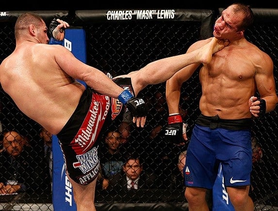 Awesome picture alert: JDS is looking JACKED for his third bout with Cain